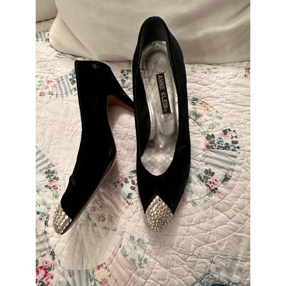 VINTAGE ANNE KLEIN BLACK VELVET & RHINESTONE CRYSTAL DRESSY CAP TOE PUMPS 7.5N - Picture 1 of 10